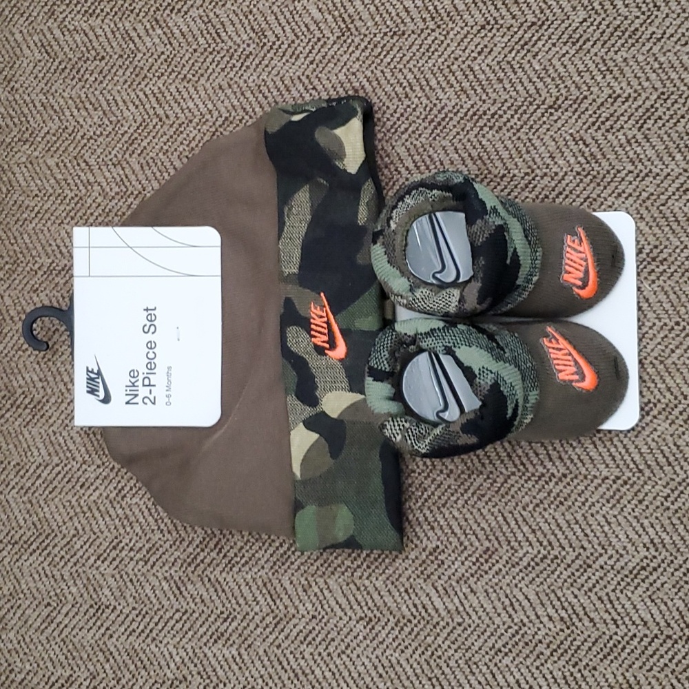 NIKE 2 PIECE HAT AND BOOTIES 0-6 MONTHS